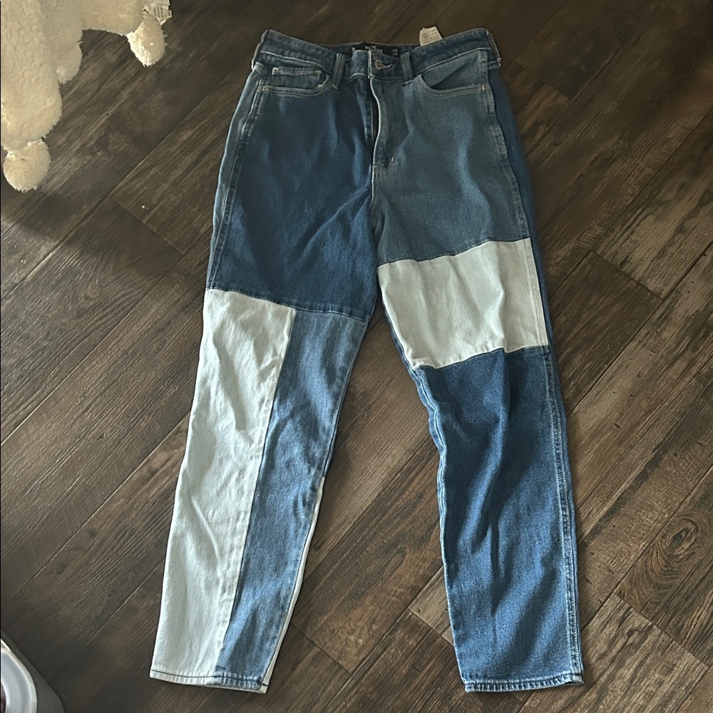 Hollister Ultra High-Rise Mom Jeans in Blue
